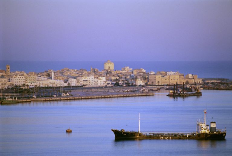 مدينة صبراتة الليبية تعود للحياة بعد توقف المعارك مع 
