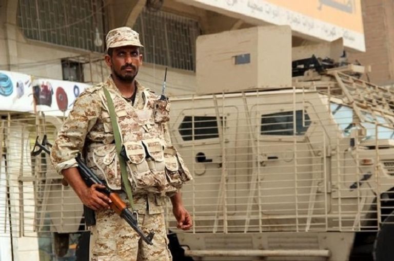 أحد عناصر قوات الشرعية اليمنية