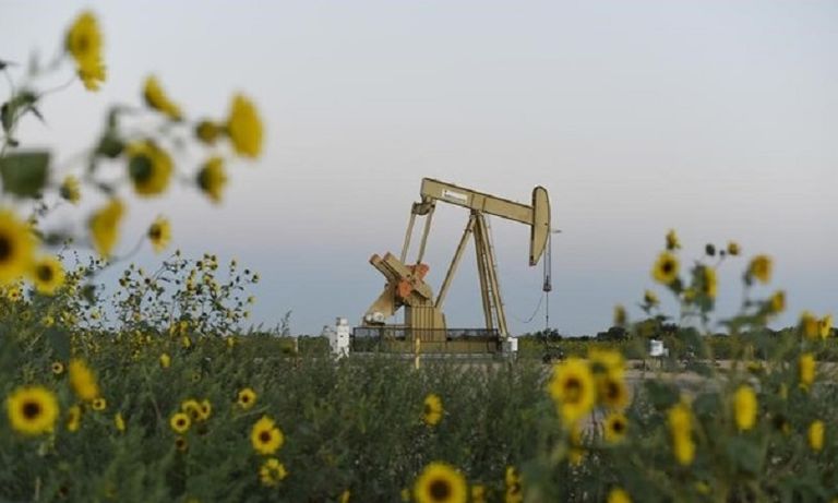 النفط يعزز مكاسبه إثر الانخفاض الكبير في الخام الأمريكي