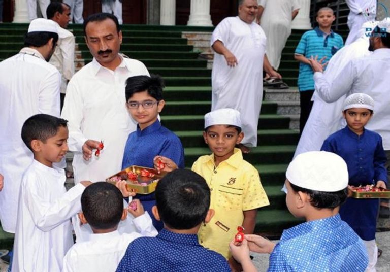 أطفال يحتفلون بالعيد في الإمارات (وام)