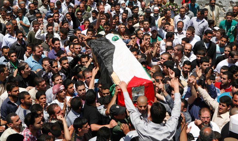 أسر شهداء يقاضون إسرائيل لاسترداد جثامين أبنائهم