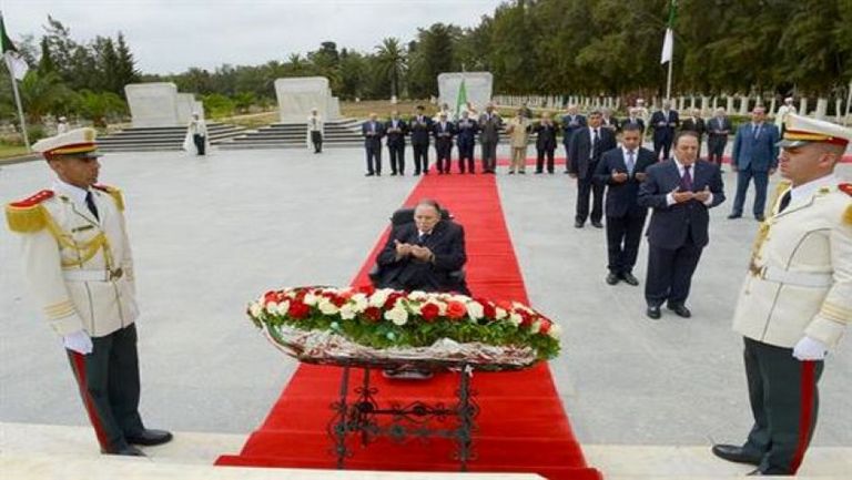 بوتفليقة جالسا على كرسيه المتحرك خلال زيارته للمقبرة