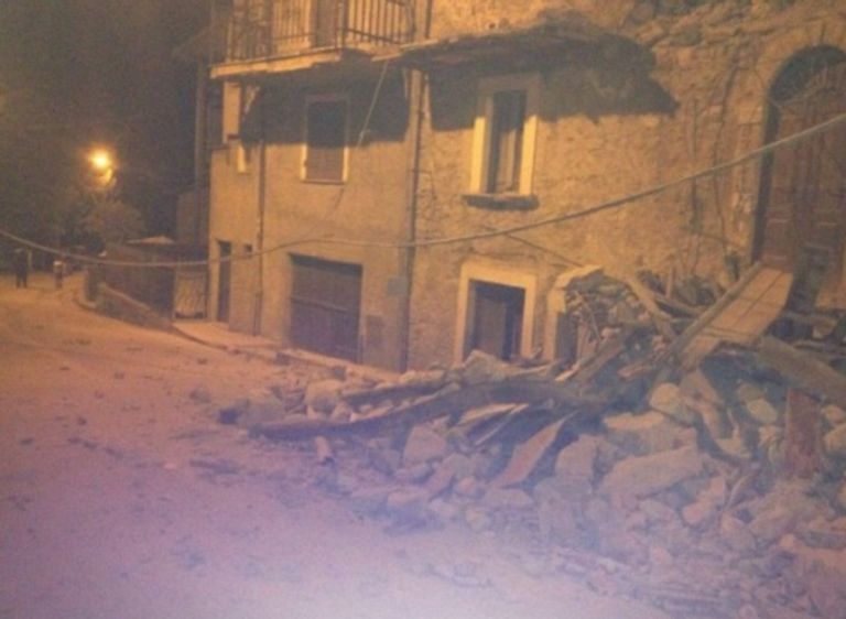 مبنى دمره الزلزال ببلدة أماتريتشى بوسط إيطاليا