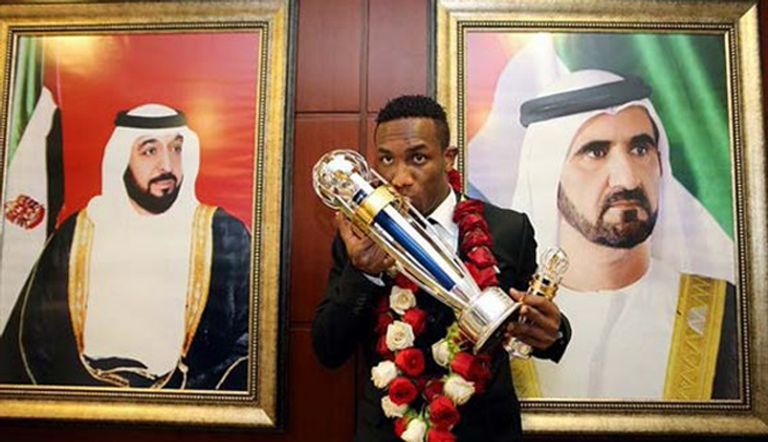 احمد خليل يقبل الجائزة لدى وصوله مطار دبي