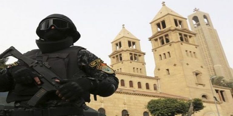 شرطي مصري يحرس كنيسة - أرشيفية