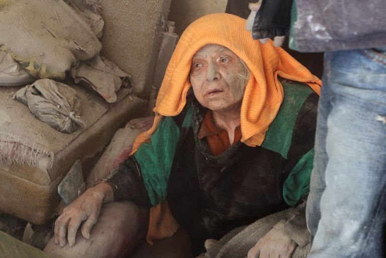 أحد المتضررات من القصف على مدينة حلب السورية