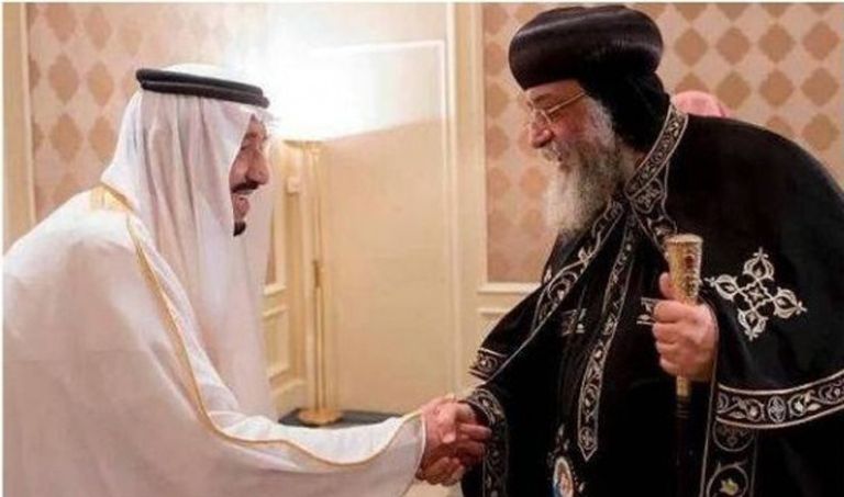 الملك سلمان بن عبدالعزيز خلال لقاءه البابا تواضروس