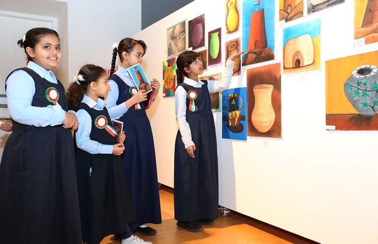 طلاب الإمارات يحولون زيارتهم للمتاحف إلى أعمال فنية