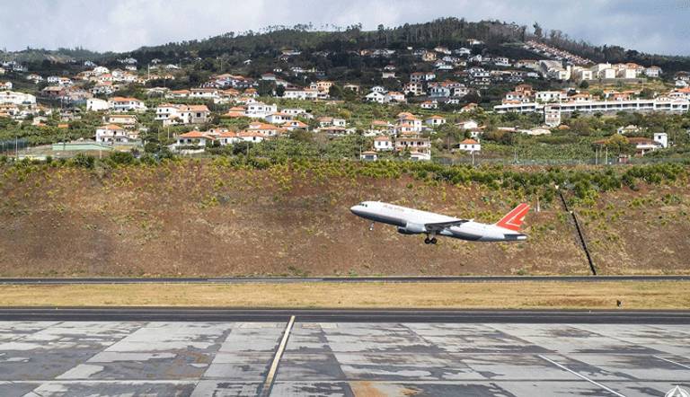 مطار ماديرا فونشال مدينة سانتا كروز البرتغال