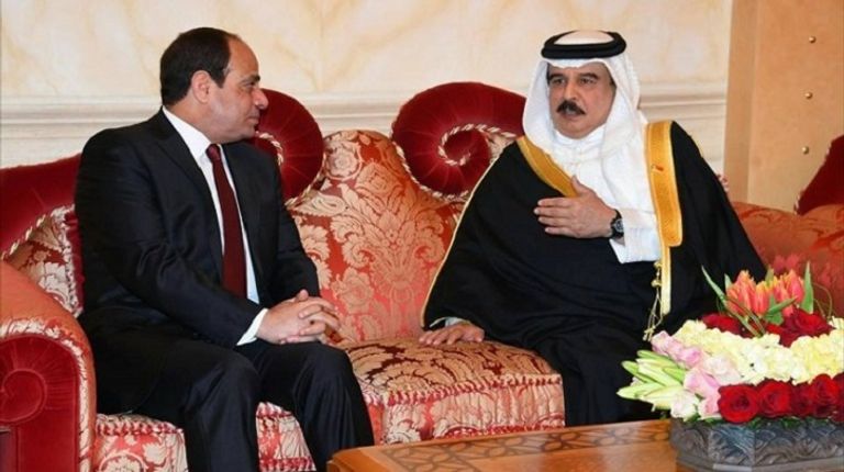 صورة أرشيفية للقاء بين الملك حمد بن عيسى آل خليفة والرئيس المصري عبد الفتاح السيسي 