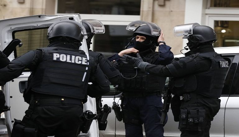 الشرطة الفرنسية تستمر في حملة المداهمات