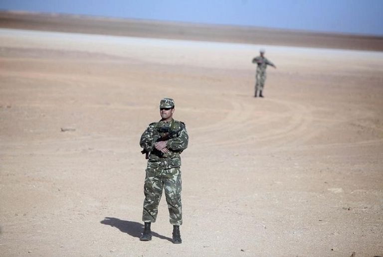 جنديان جزائريان (أرشيفية من رويترز)