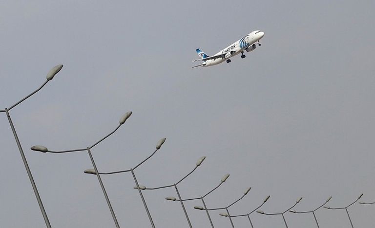 طائرة تابعة لشركة مصر للطيران تهبط في مطار القاهرة (رويترز)