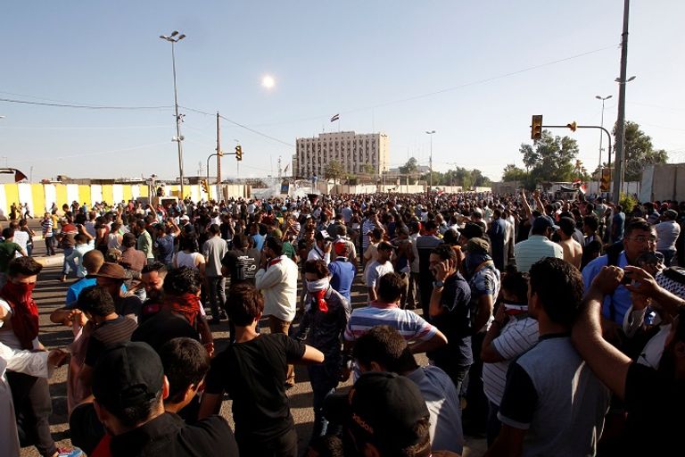 متظاهرون عراقيون يقتحمون المنطقة الخضراء (رويترز)