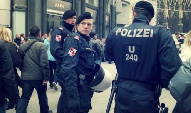 أفراد من الشرطة النمساوية