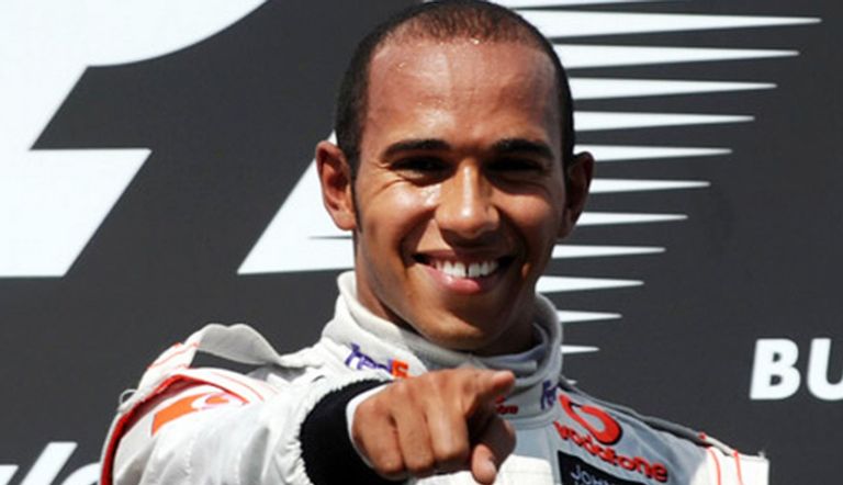 لويس هاميلتون سائق مرسيدس في سباقات الفورمولا 1
