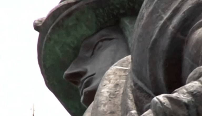 تمثال ضخم لكريستوفر كولومبس