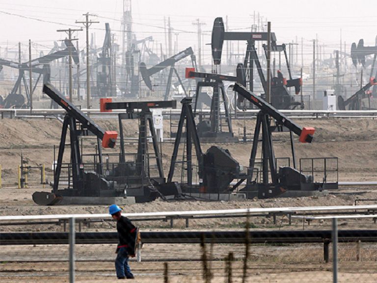 تراجع أسعار النفط مع هبوط المخزون الأمريكي