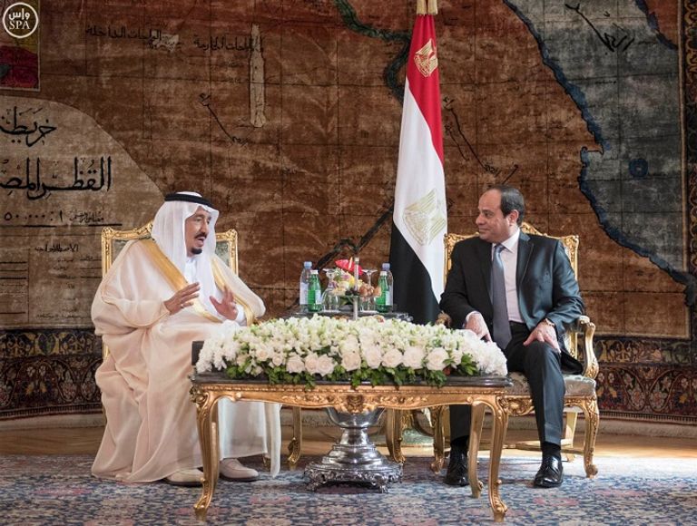 صورة أرشيفية لاجتماع العاهل السعودي مع الرئيس المصري في القاهرة (رويترز)