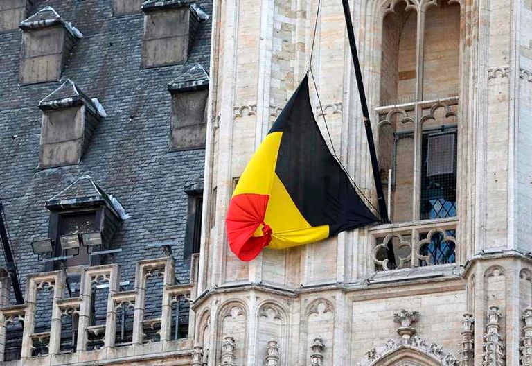 تنكيس العلم البلجيكي حدادًا على أرواح ضحايا تفجيرات بروكسل