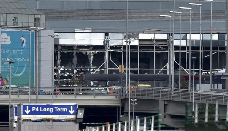 آثار الدمار على واجهة مطار بروكسل عقب التفجيرات
