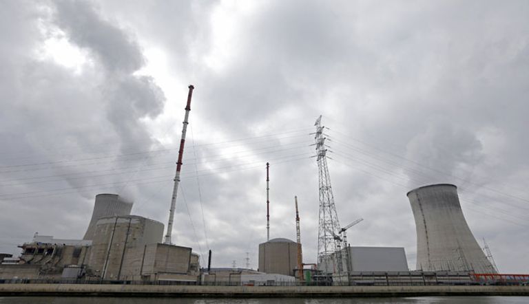 بخار يتصاعد من برج تبريد في محطة طاقة نووية في بلجيكا 