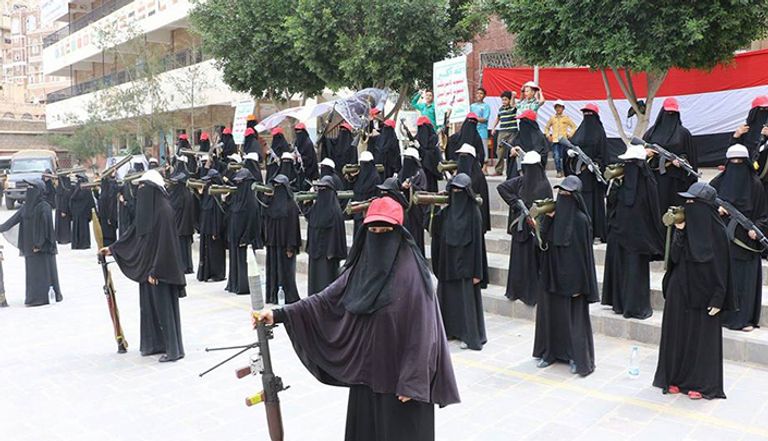 صور نشرها الإعلامي الحوثي أسامة ساري لنساء يتدربن على السلاح