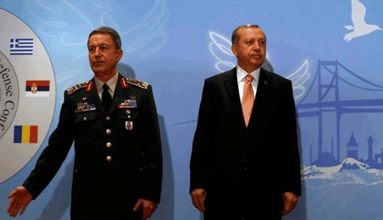 الرئيس التركي رجب طيب أردوغان (الى اليمين) ورئيس هيئة اركان القوات المسلحة خلوصي آكار في اسطنبول يوم 11 مايو آيار 2016