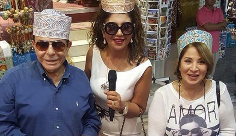 الفنانة المصرية بوسي ارتدت غطاء على رأسها أثناء تجوالها فى سوق شعبي بسلطنة عمان