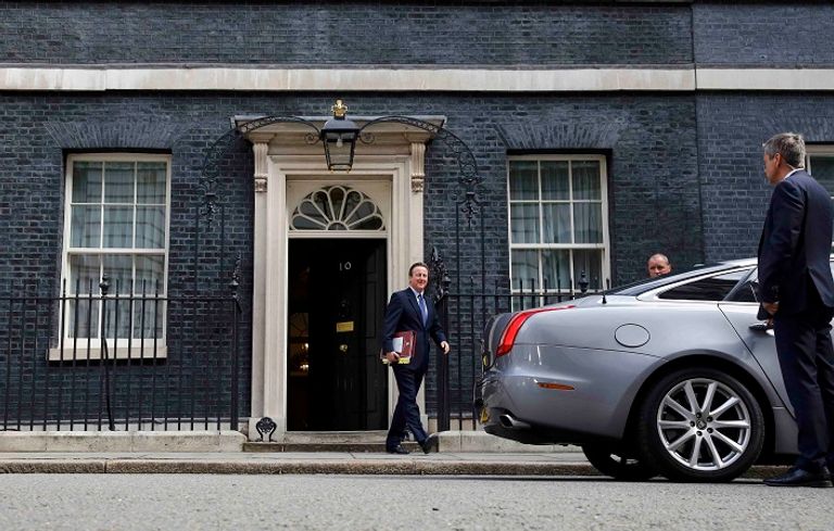 كاميرون يغادر مقر رئاسة الوزراء في 10 داوننج ستريت في طريق لمجلس العموم (رويترز)