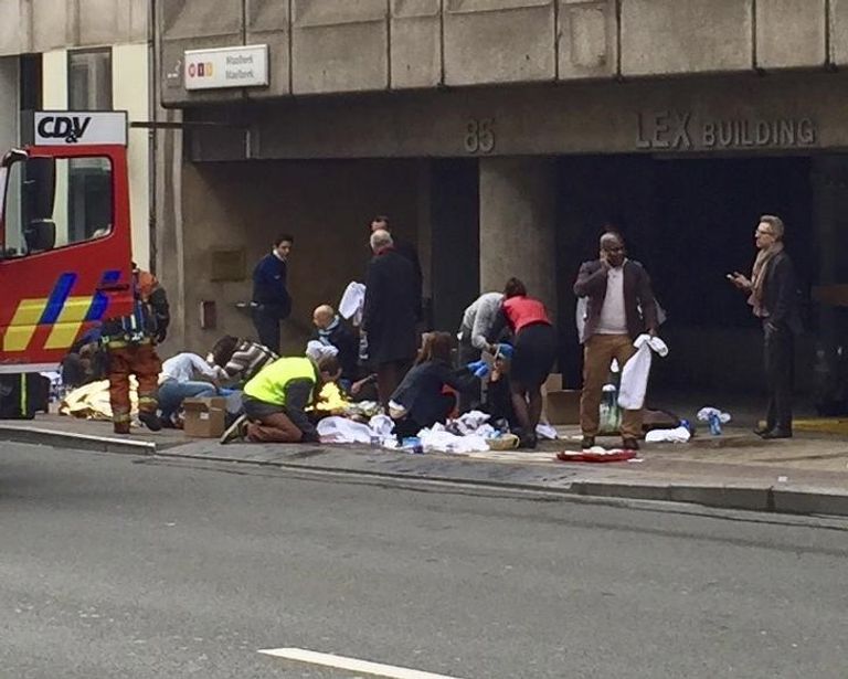 أفراد طواريء بموقع تفجير في بروكسل يوم الثلاثاء - رويترز