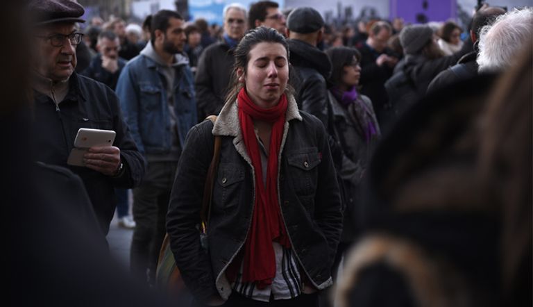 بكاء وحزن بعد تفجيرات بروكسل - وكالة الأنباء الفرنسية