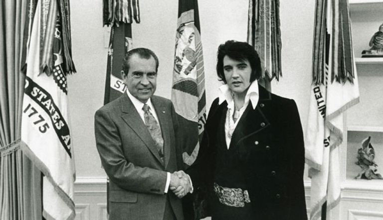  الرئيس الأمريكي الأسبق ريتشارد نيكسون والمغني الشهير الراحل ألفيس بريسلي
