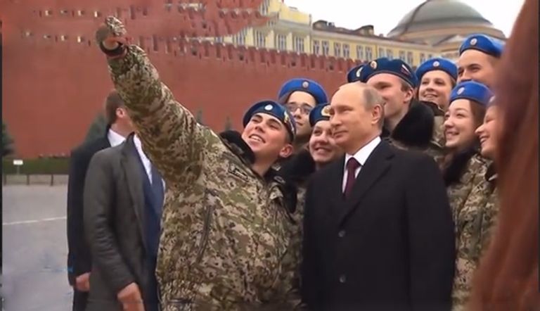 فلاديمير بوتين في سيلفي الجنود 