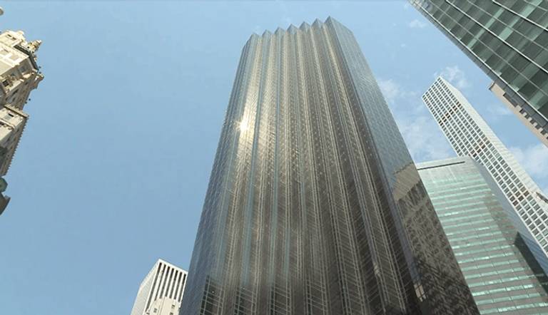 يتكون المبنى الزجاجي من 68 طابقا ويملك ترامب شقة في طوابقه العلوية