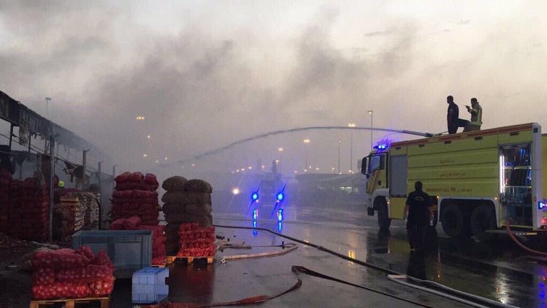  قوات الدفاع المدني في أبو ظبي تسيطر على حريق بسوق الخضروات والفاكهة