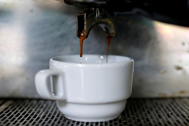 كوب من القهوة في مقهى بكراكاس (رويترز)