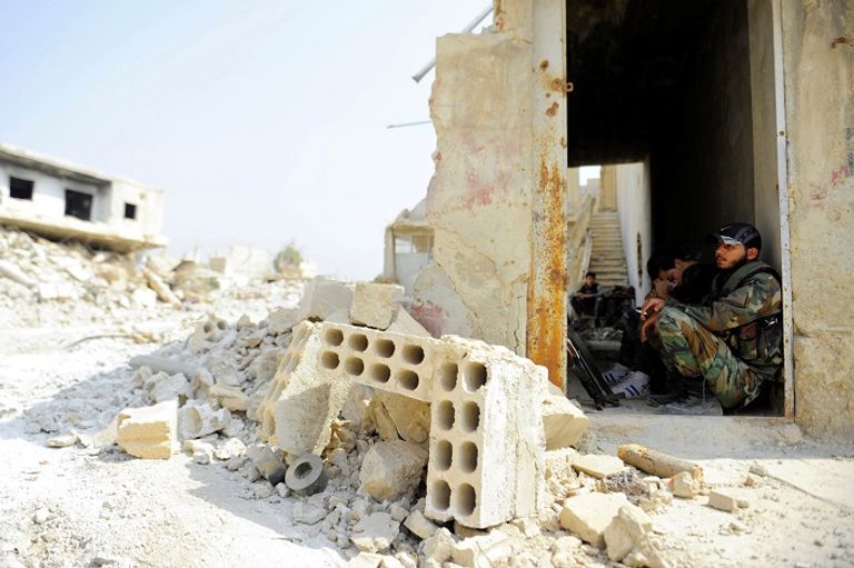 جندي تابع للجيش النظامي السوري على مدخل داريا