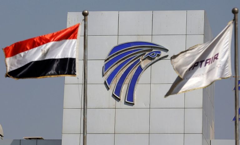 علم مصر للطيران امام مطار القاهرة (رويترز)