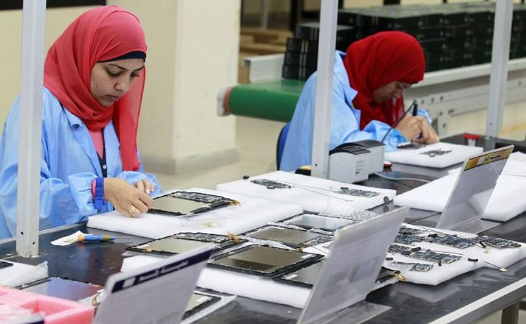 عاملات مصريات في أحد مصانع الحواسب (أرشيفية)