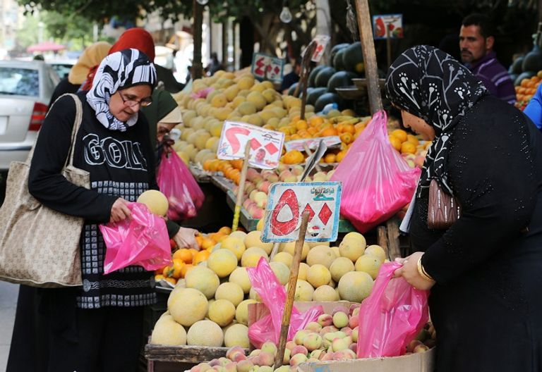 سيدة مصرية في سوق شعبي بالقاهرة (رويترز)