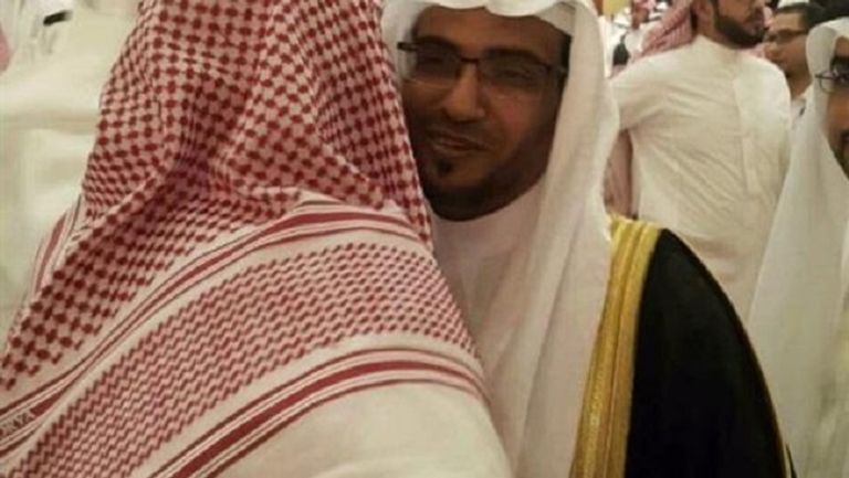 مواطن سعودي بمكة المكرمة احتفل بزواج ابنه في أحد المساجد