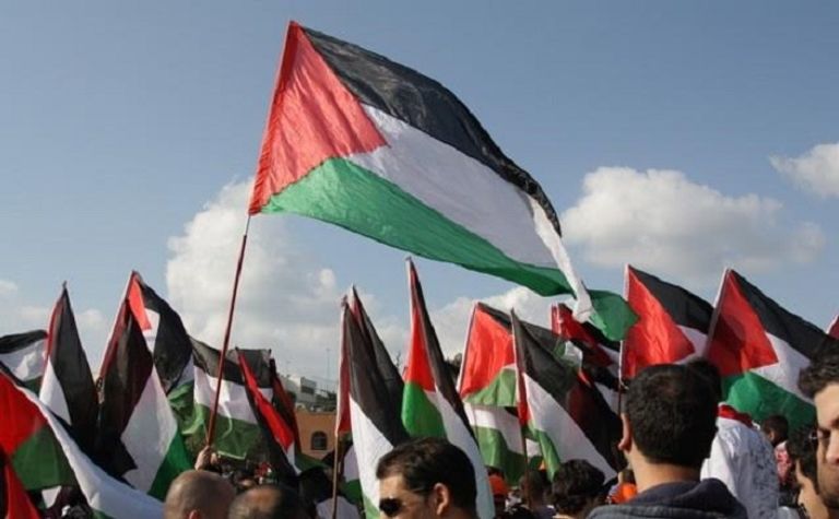 فلسطينيون يعتبرون أن إغلاق الحسابات جاء بضغط إسرائيلي