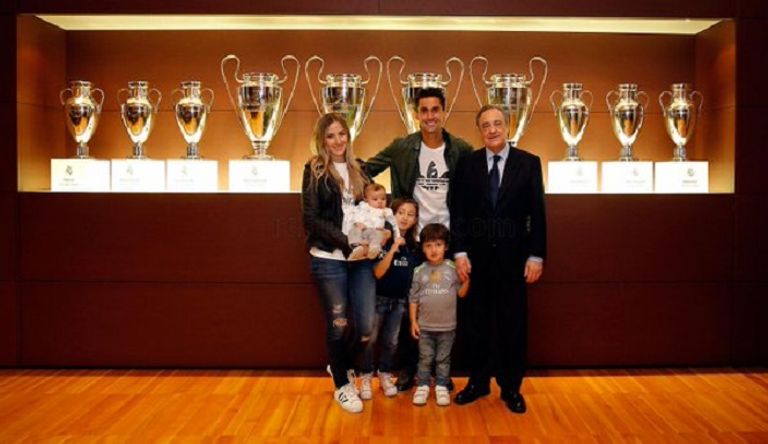 رئيس نادي ريال مدريد الإسباني يكريم لاعبه ألبارو أربيلوا 