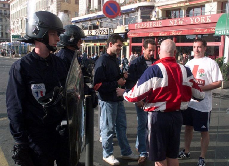 الشرطة الفرنسية تحتوي أزمات المشجعين