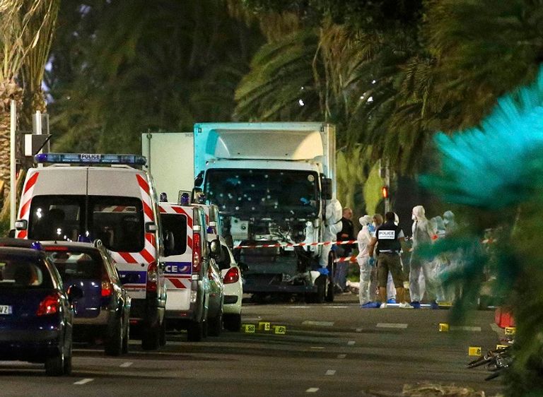 عناصر الشرطة الفرنسية تحاصر الشاحنة في موقع هجوم نيس (رويترز)
