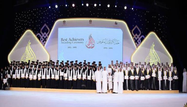  عبدالله بن زايد يكرم أوائل المتفوقين بالصف 12 في الإمارات