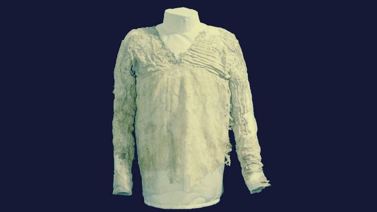 أقدم فستان عرفه العالم في متحف بيتري ببريطانيا 