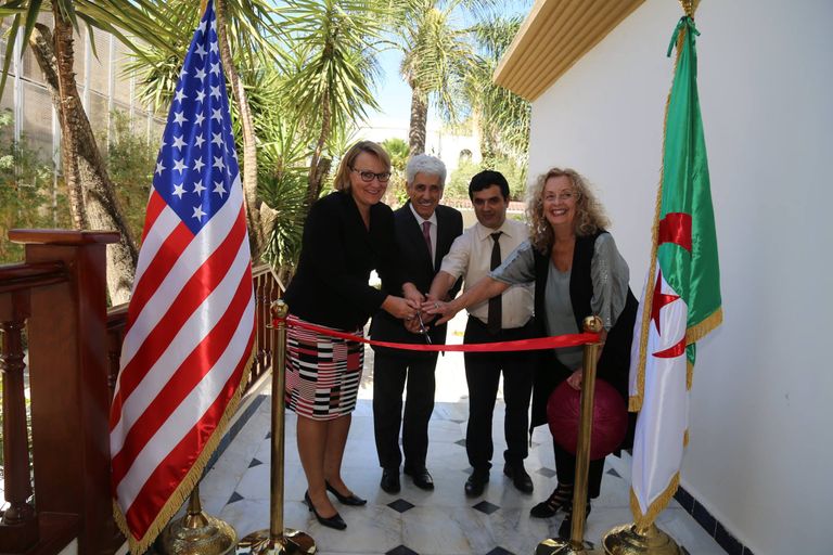 صورة افتتاح المدرسة الأمريكية بالجزائر