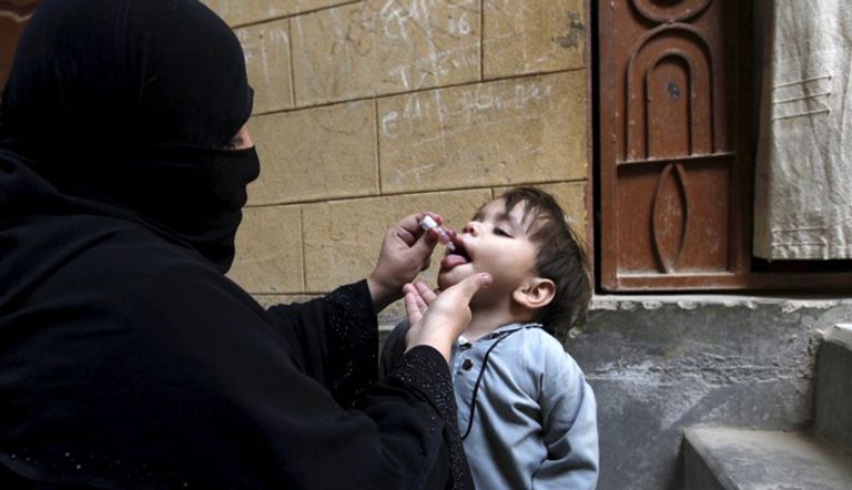 طفل يتلقى التطعيم ضد الفيروس المسبب لمرض شلل الأطفال في كراتشي
